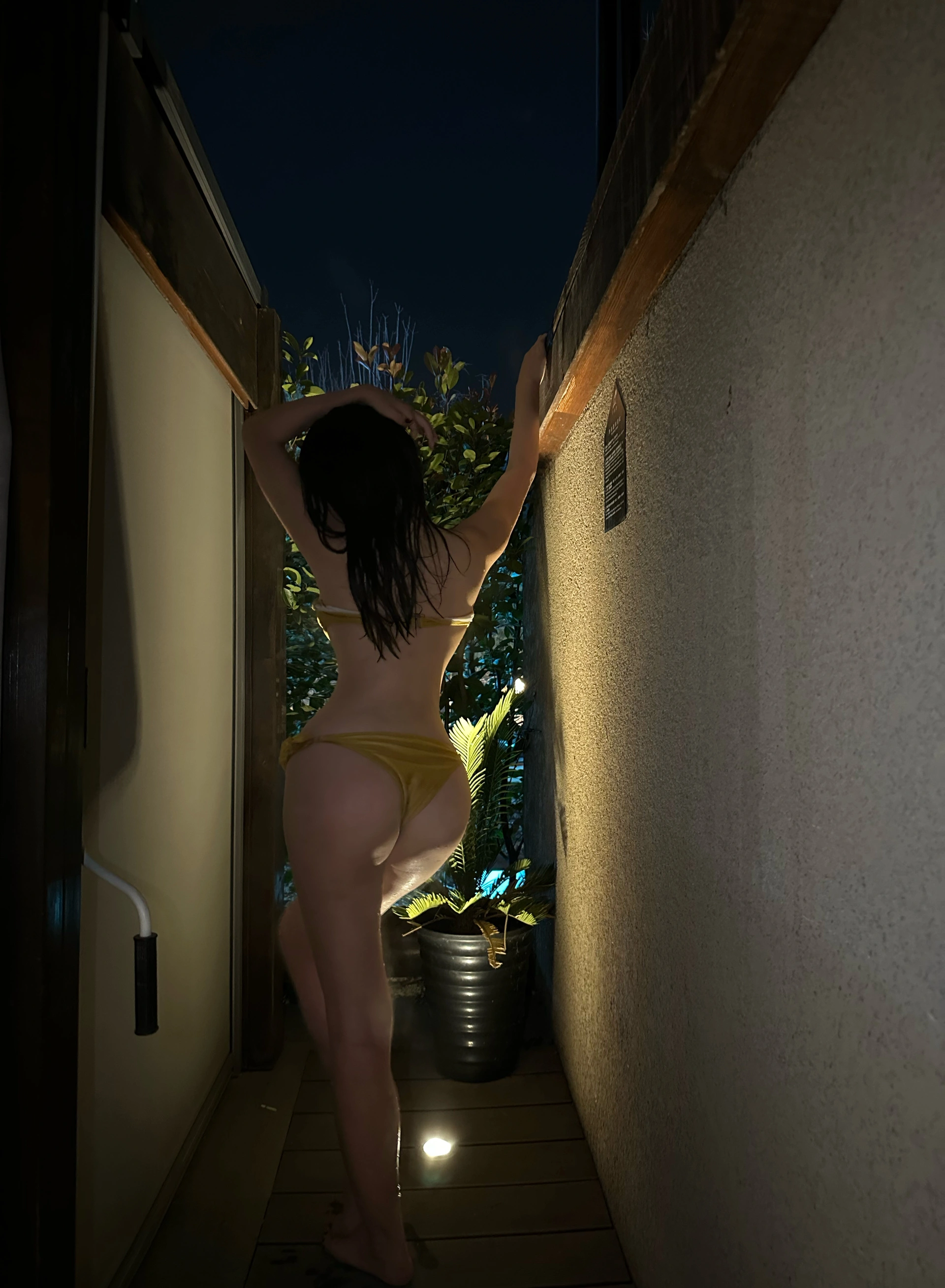 023.奶宝妹纸 – 微密圈系列  深夜游泳池 0